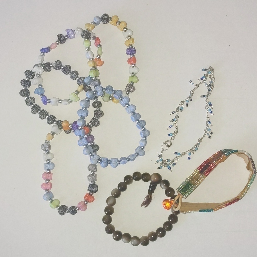 Lot of 8 bracelets. Monkey/beaded
